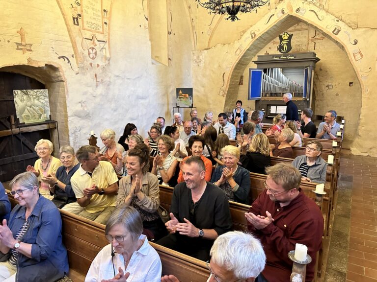 Applaudierende Gäste in der Dorfkirche Kirch Rosin