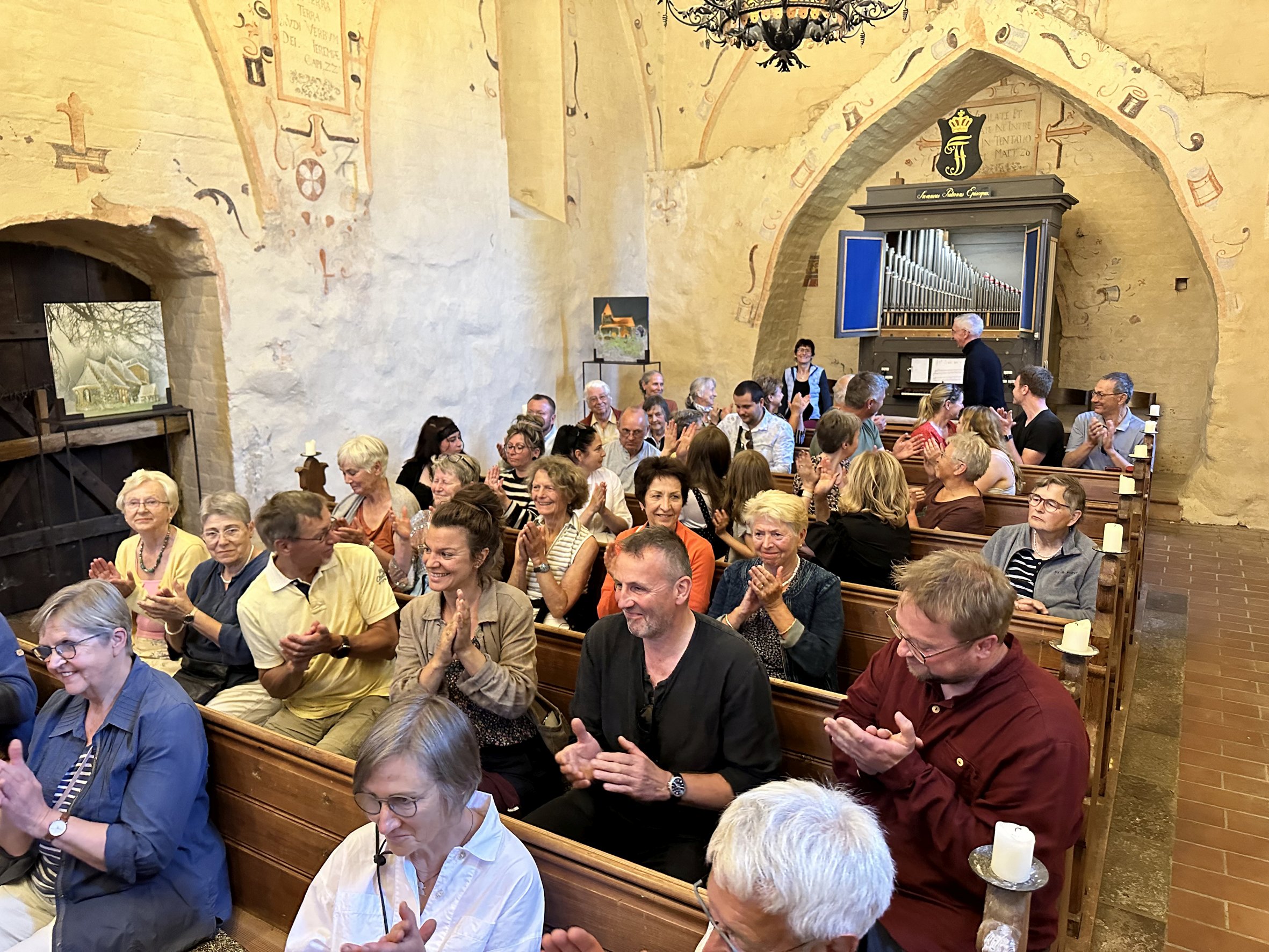 Applaudierende Gäste in der Dorfkirche Kirch Rosin