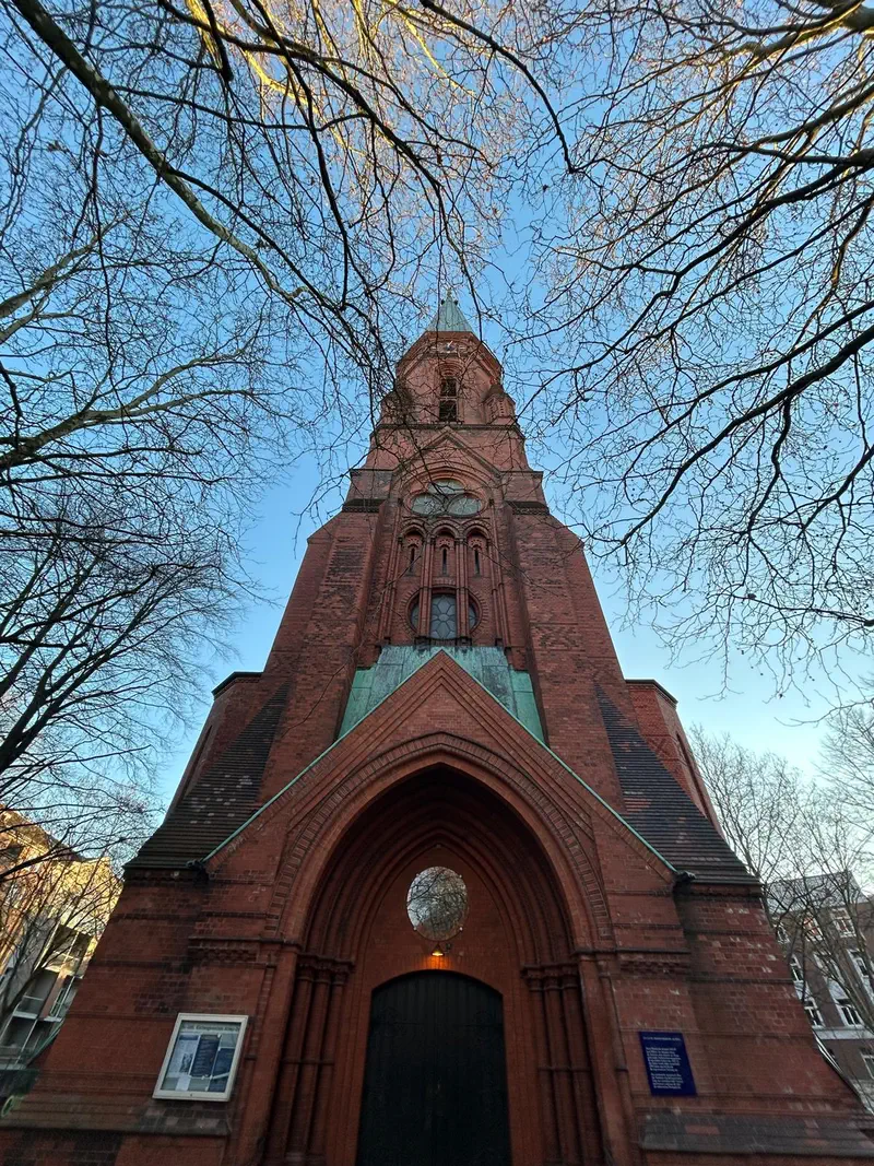 Programmbild: Paint & Pray. Farbrausch in der Friedenskirche